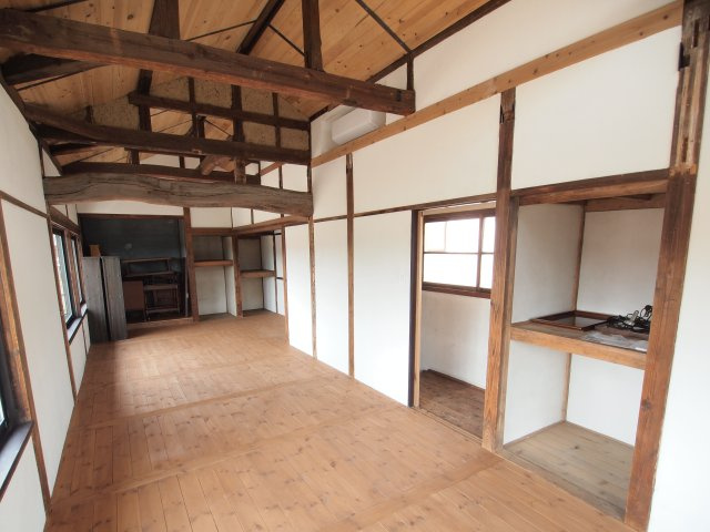 竜見町戸建の洋室