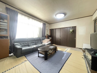 【居間・リビング】 | 石原町　中古戸建 | リビングはフローリングになっております♪ゆったりとしたリビングです！