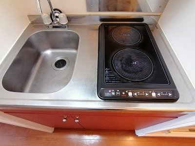 レオパレスグランプレジールⅢのキッチン|コンパクトなキッチンで掃除もラクラク