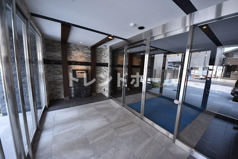 セオリー大阪リバークロスのエントランス|選べる家電プランあり！！