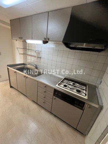 ストークマンション天満のキッチン|コンパクトなキッチンで掃除もラクラク