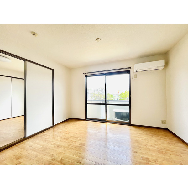 ルミエールK　A棟の居間・リビング|明るい室内です☆