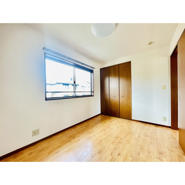 ルミエールK　A棟の寝室|風通しも良い寝室です☆