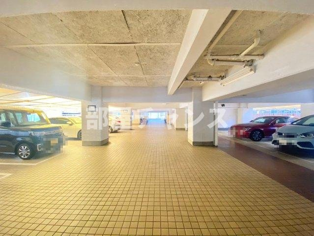 荘苑御園の駐車場