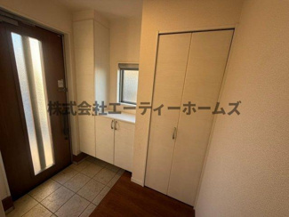 【玄関】 | 築浅！鴻巣市宮前戸建（太陽光・蓄電池付き！） | 玄関には3尺の収納有り便利！
