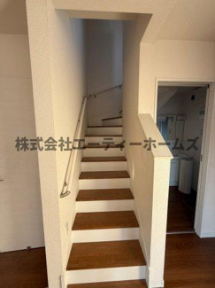 【内装】 | 築浅！鴻巣市宮前戸建（太陽光・蓄電池付き！） | 家族の顔が合う、リビング階段♪