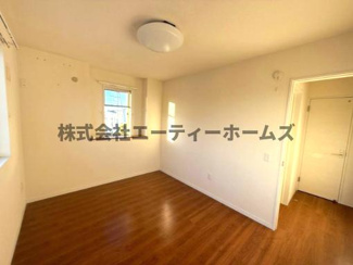 【洋室】 | 築浅！鴻巣市宮前戸建（太陽光・蓄電池付き！） | 落ち着いたデザインの洋室