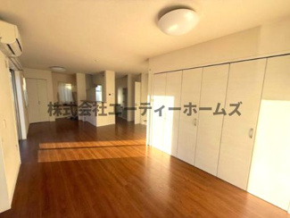 【居間・リビング】 | 築浅！鴻巣市宮前戸建（太陽光・蓄電池付き！） | 大きな収納はファミリークローゼットとして便利♪