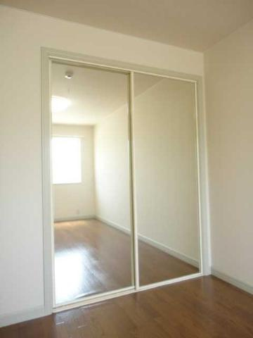 グリーンアースの収納|鏡付きクローゼット