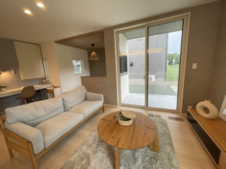 【居間・リビング】 | 合志南プレイス | こちらの居間で趣味の時間をお楽しみください