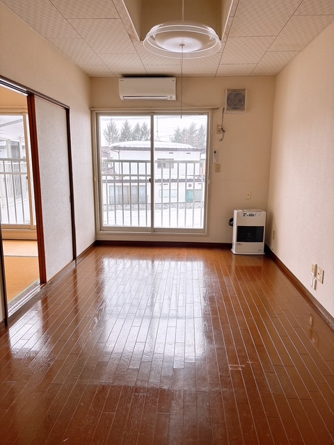 センチュリーなりけの居間・リビング|使いやすいリビングです。南向きで日当たり良好！