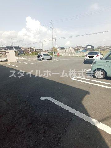 プレミール小坂井の駐車場