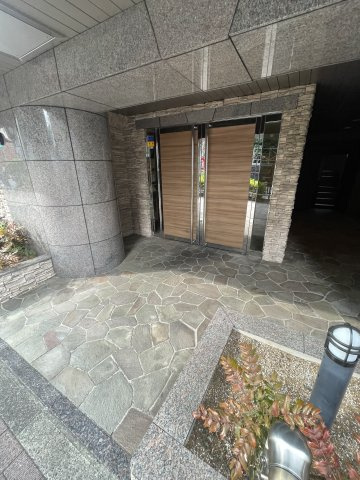 新宿区西新宿５丁目の賃貸マンションのエントランス