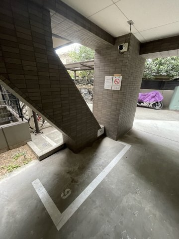 新宿区西新宿５丁目の賃貸マンションの駐車場