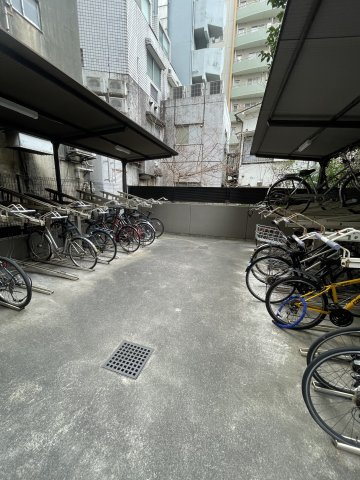 新宿区西新宿５丁目の賃貸マンションの駐車場