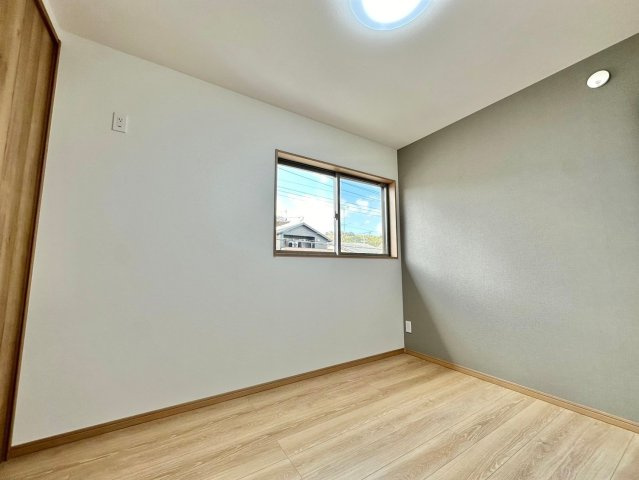 京都市西京区山田南山田町　未入居物件の洋室