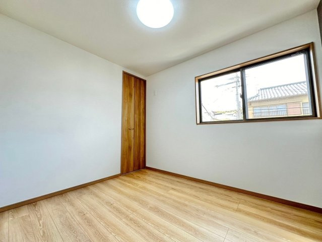 京都市西京区山田南山田町　未入居物件の洋室