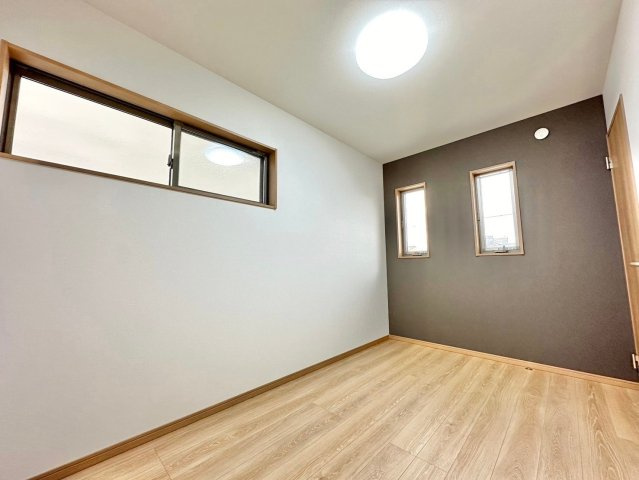 京都市西京区山田南山田町　未入居物件の洋室