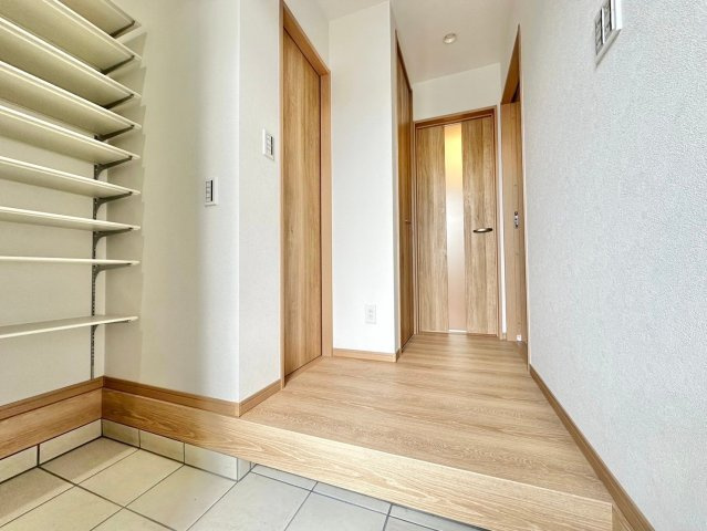 京都市西京区山田南山田町　未入居物件の玄関