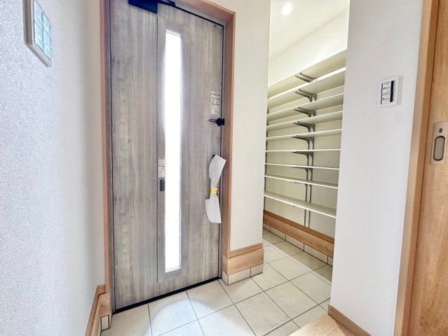 京都市西京区山田南山田町　未入居物件の玄関