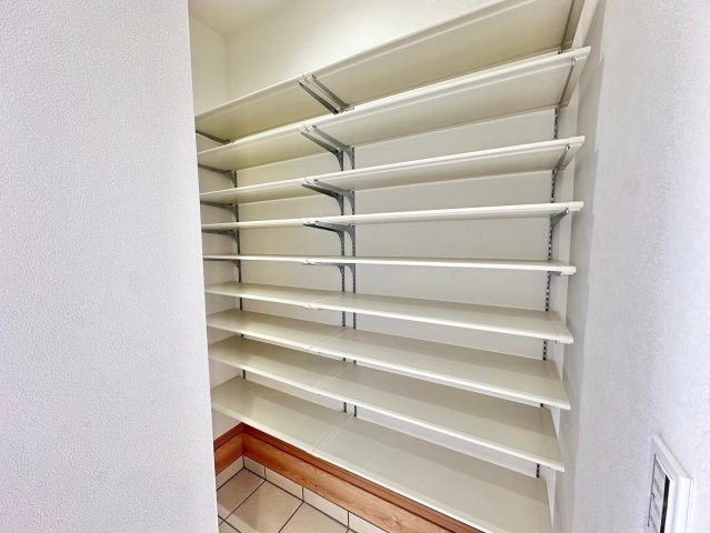 京都市西京区山田南山田町　未入居物件の収納|シューズクローク