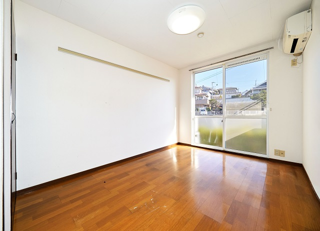 ラポールの居間・リビング|6帖洋室、照明付です。