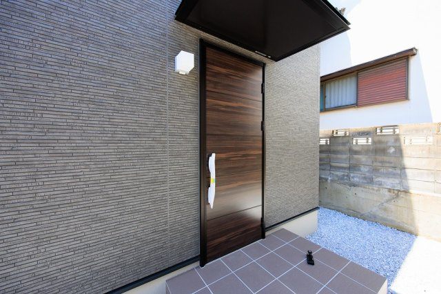 サンコート　八幡西区上の原１丁目の玄関