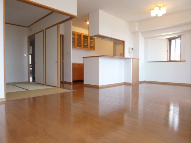 ラフォーレ諏訪野セントレ【キャッシュバック対象物件】の居間・リビング|ゆったりとしたリビングです