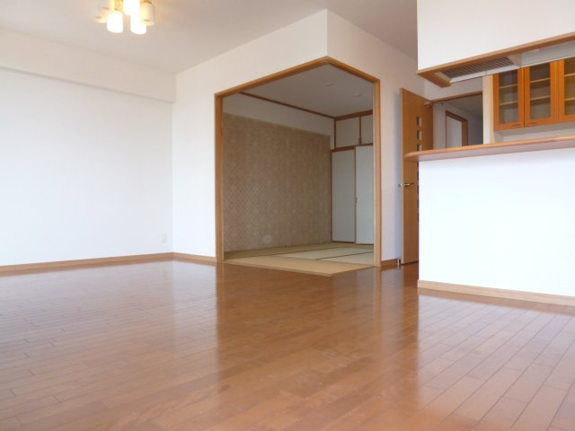 ラフォーレ諏訪野セントレ【キャッシュバック対象物件】の居間・リビング|こちらのリビングで趣味の時間をお楽しみください