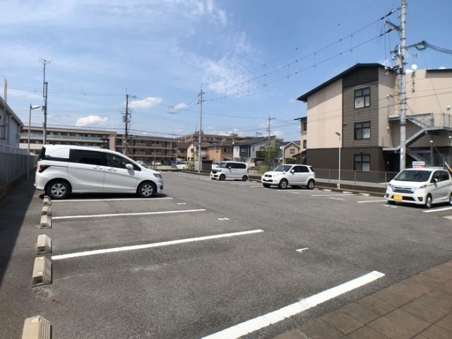 セジュール恋の窪の駐車場