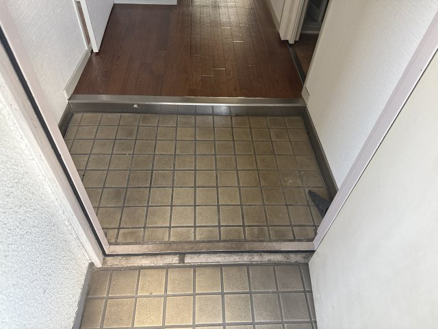 メゾン今在家の玄関