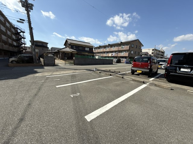 メゾン今在家の駐車場