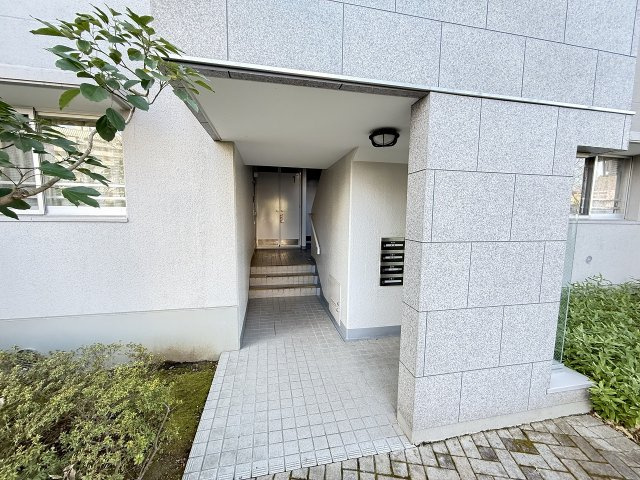 長池公園せせらぎ通り北３号棟のエントランス|～管理形態は全部委託式　キレイにメンテナンスされているマンション～
