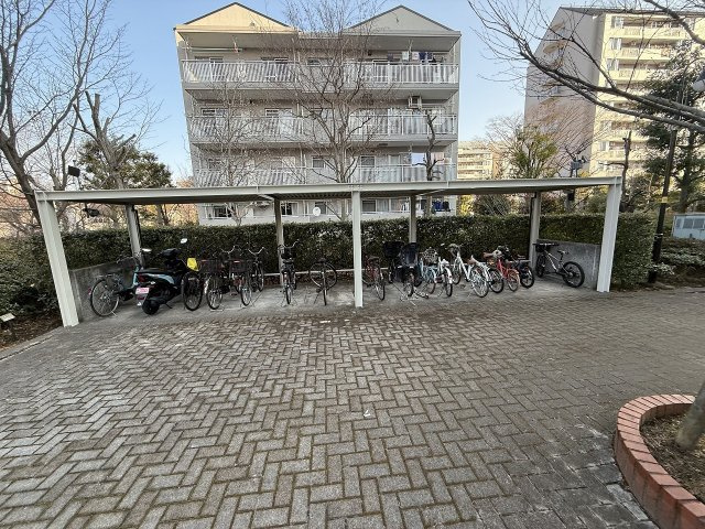 長池公園せせらぎ通り北３号棟の駐輪場|～駐輪場にはサイクルポート付き～
