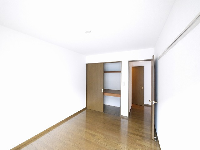 エステートピア阪本の洋室