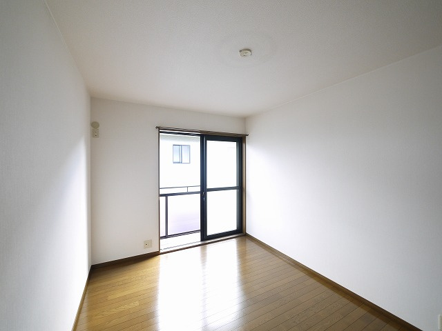 エステートピア阪本の洋室