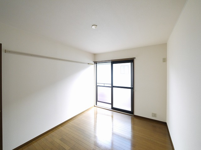 エステートピア阪本の洋室