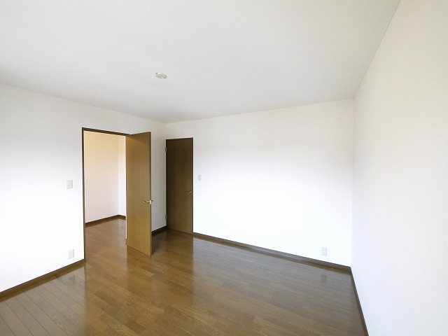 エステートピア阪本の洋室