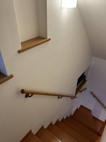 垂水区星陵台3丁目中古戸建の内装|階段