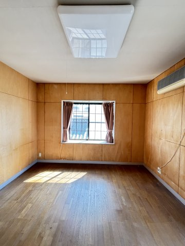 生活便利な立地×明るい室内の西福原戸建の洋室
