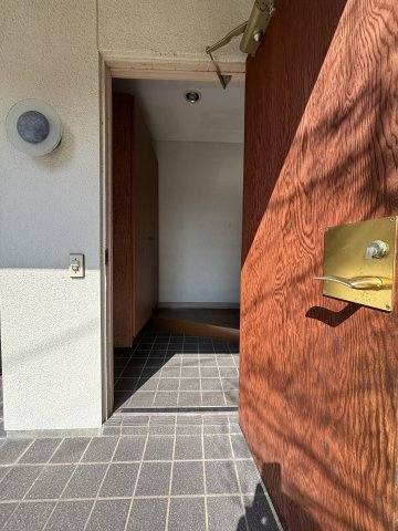 生活便利な立地×明るい室内の西福原戸建の玄関