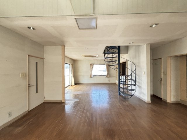生活便利な立地×明るい室内の西福原戸建の居間・リビング