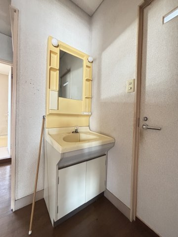 生活便利な立地×明るい室内の西福原戸建の独立洗面台
