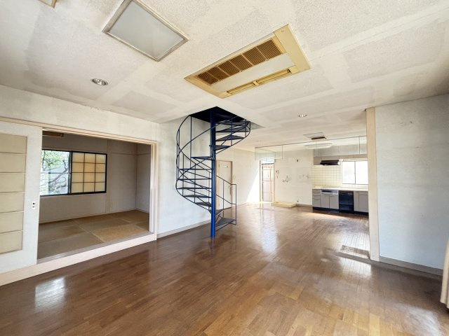 生活便利な立地×明るい室内の西福原戸建の内装