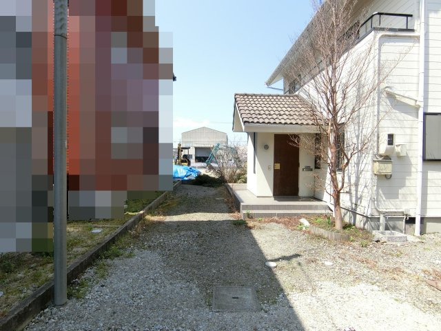 生活便利な立地×明るい室内の西福原戸建の駐車場