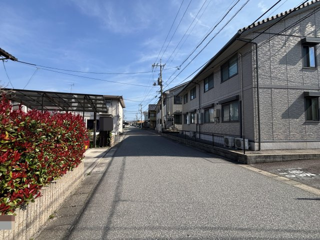 生活便利な立地×明るい室内の西福原戸建の前面道路含む現地写真