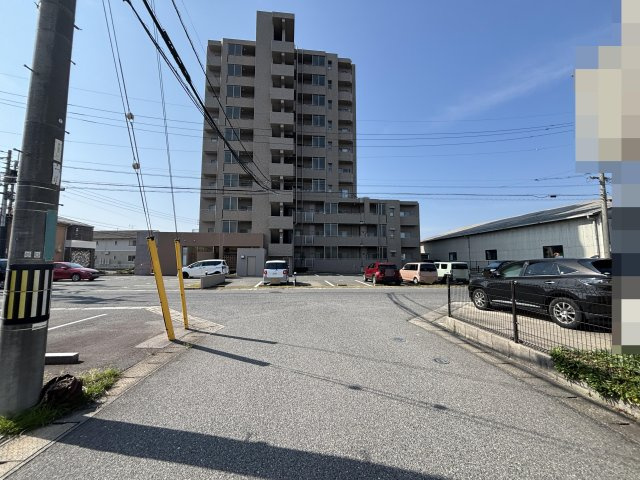 生活便利な立地×明るい室内の西福原戸建の前面道路含む現地写真