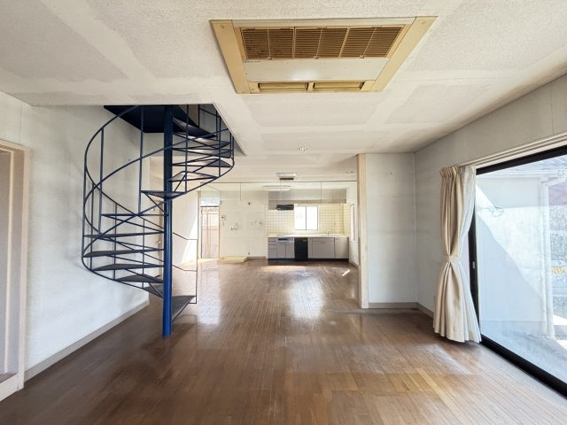 生活便利な立地×明るい室内の西福原戸建の居間・リビング