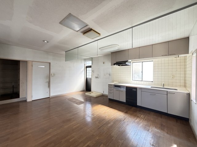 生活便利な立地×明るい室内の西福原戸建のキッチン