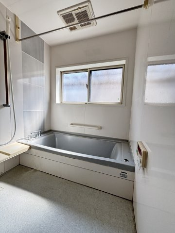 生活便利な立地×明るい室内の西福原戸建の浴室